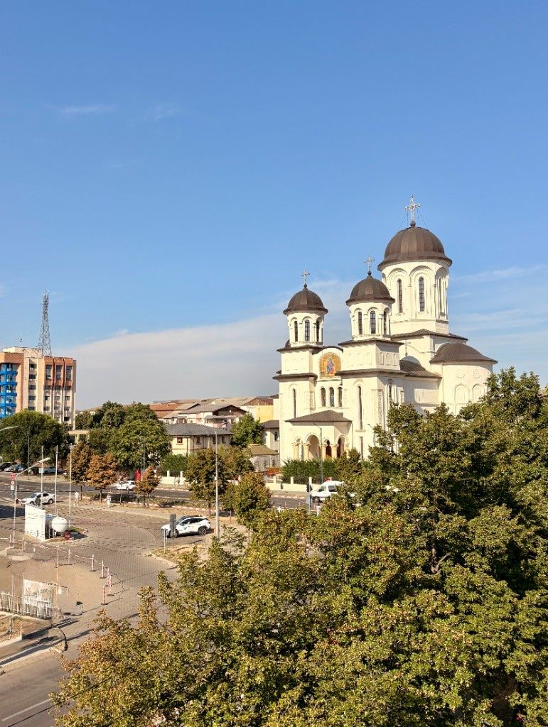 Vedere spre biserică, din apropierea pensiunii