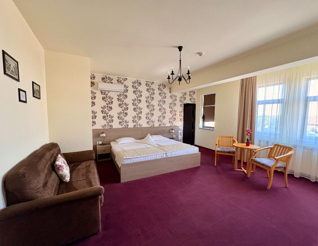 Cameră superioară RIX Rooms — pat dublu și canapea